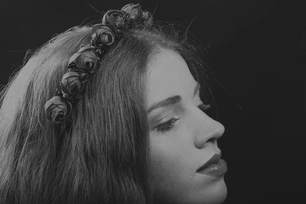 Jolie brune avec une couronne dans les cheveux, photo noir et blanc — Photo