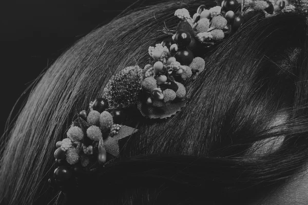 漂亮的黑发女郎，她的头发，黑白照片中的花圈 — 图库照片