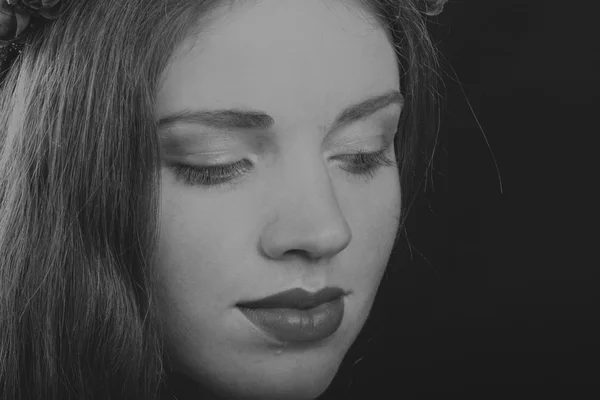 Ładna Brunetka z wieniec w jej włosy, czarno-białe zdjęcie — Zdjęcie stockowe
