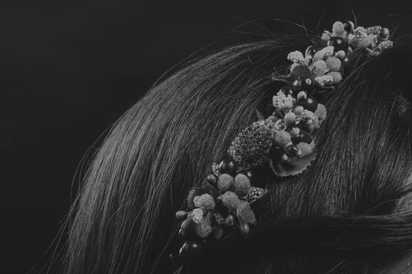 Morena bonita com uma coroa de flores no cabelo, foto em preto e branco — Fotografia de Stock