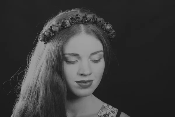 Jolie brune avec une couronne dans les cheveux, photo noir et blanc — Photo