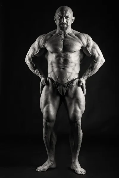 Egy ember, egy gyönyörű, izmos test egy fekete háttér — Stock Fotó