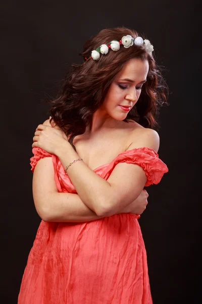 Ein Mädchen in einem kurzen Rock auf hellem Hintergrund. schöne junge Frau. schönes professionelles Make-up. — Stockfoto