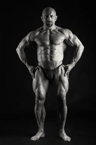 Egy ember, egy gyönyörű, izmos test egy fekete háttér — Stock Fotó