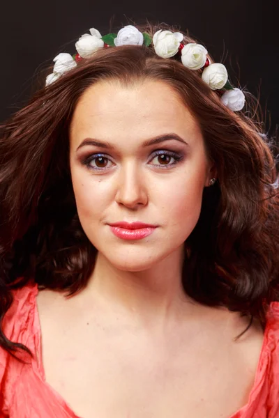 Ein Mädchen in einem kurzen Rock auf hellem Hintergrund. schöne junge Frau. schönes professionelles Make-up. — Stockfoto