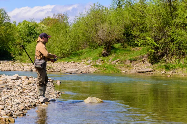 Pesca en el río de montaña. Pescador en la orilla. Verano Ac —  Fotos de Stock