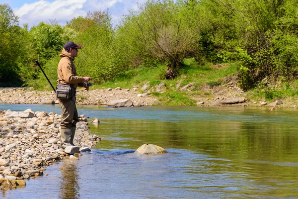 Pesca sul fiume di montagna. Pescatore sulla riva. Estate AC — Foto Stock