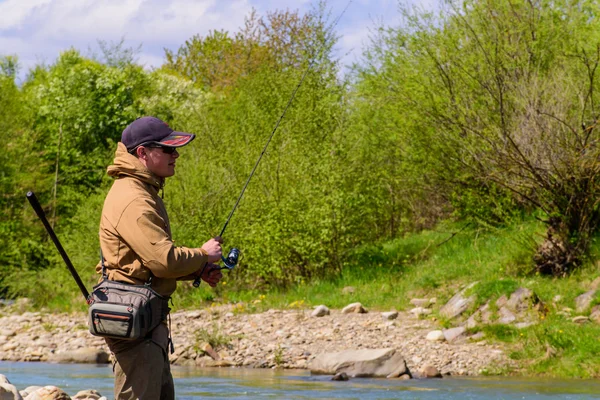 Pesca en el río de montaña. Pescador en la orilla. Verano Ac —  Fotos de Stock