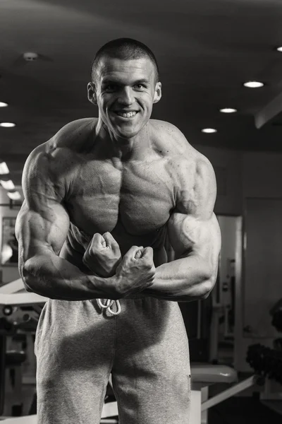 Przystojny facet mięśni w siłowni — Zdjęcie stockowe