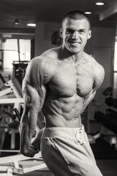 Stilig muskulös kille i gymmet — Stockfoto
