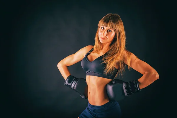 Menina fitness sexy em luvas de boxe — Fotografia de Stock