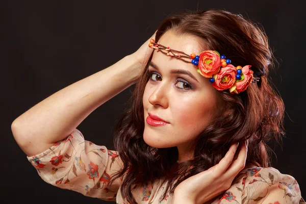 Menina bonita com uma flor em seu cabelo — Fotografia de Stock