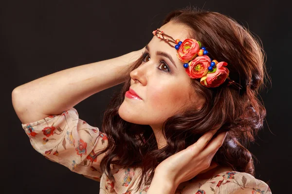 Bella ragazza con un fiore tra i capelli — Foto Stock