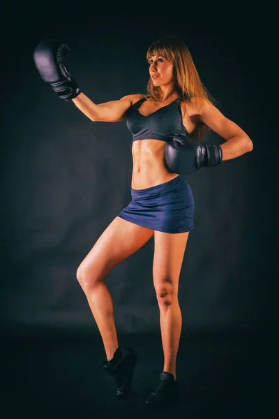 Menina fitness sexy em luvas de boxe — Fotografia de Stock