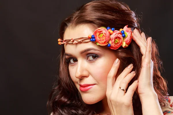 Beautiful girl with a flower in her hair — Stock Photo, Image