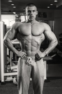 Spor salonunda yakışıklı kaslı adam