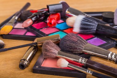 Fırçalar ve gölge ve diğer kalıcı makyaj aksesuarları