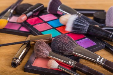 Fırçalar ve gölge ve diğer kalıcı makyaj aksesuarları