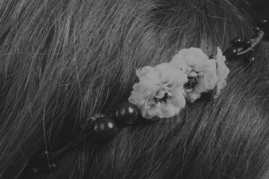 Saçında güzel çelengi