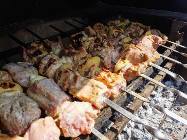 Şiş kebap ızgara hazırlanması
