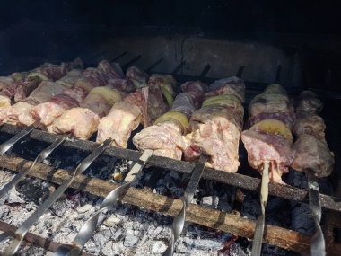 Şiş kebap ızgara hazırlanması
