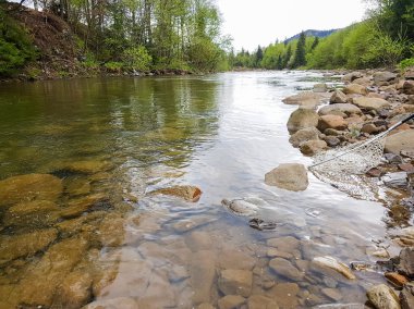 Muhteşem sahne dağ Nehri üzerinde. Yaz tatil ve bayram
