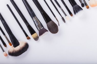 Beyaz arka plan üzerinde diğer kalıcı makyaj fırça