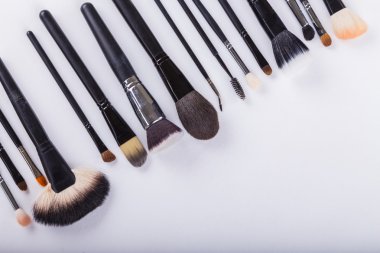 Beyaz arka plan üzerinde diğer kalıcı makyaj fırça