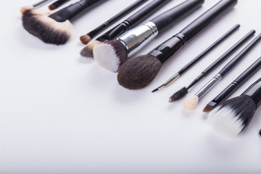 Beyaz arka plan üzerinde diğer kalıcı makyaj fırça