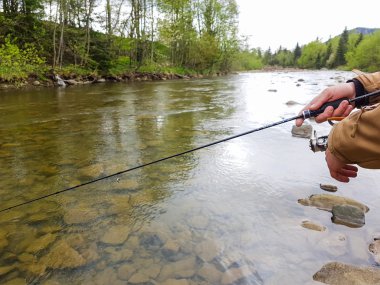 Dağ Nehri üzerinde Balık tutma. Kıyıdaki balıkçı. Yaz Ac