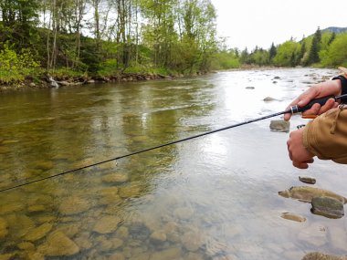 Dağ Nehri üzerinde Balık tutma. Kıyıdaki balıkçı. Yaz Ac