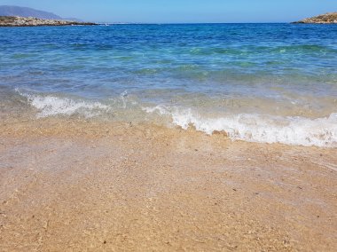 Güzel deniz, dalgalar ve kum. İhale deniz. Yaz tatili se