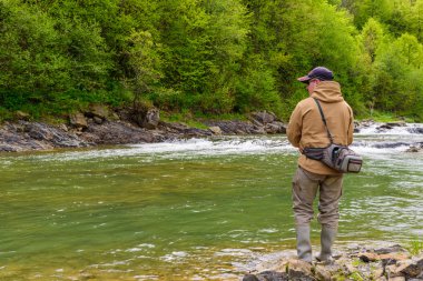 Dağ Nehri üzerinde Balık tutma. Alabalık balıkçılık. Balıkçı balıkçılık 