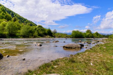 Muhteşem sahne dağ Nehri üzerinde. Yaz tatil ve bayram