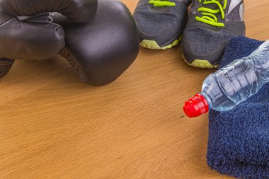 Boks eldivenleri, havlu ve su. Tüm fitness