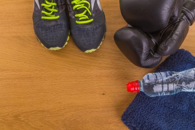 Boks eldivenleri, havlu ve su. Tüm fitness