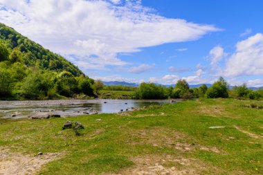 Muhteşem sahne dağ Nehri üzerinde. Yaz tatil ve bayram