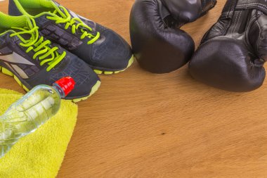 Boks eldivenleri, havlu ve su. Tüm fitness