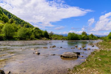 Muhteşem sahne dağ Nehri üzerinde. Yaz tatil ve bayram