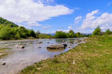 Muhteşem sahne dağ Nehri üzerinde. Yaz tatil ve bayram