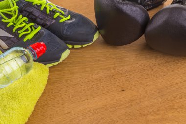 Boks eldivenleri, havlu ve su. Tüm fitness