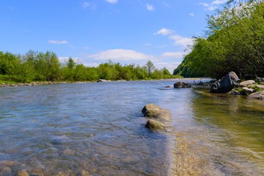 Muhteşem sahne dağ Nehri üzerinde. Yaz tatil ve bayram