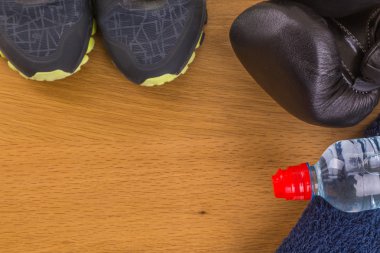 Boks eldivenleri, havlu ve su. Tüm fitness