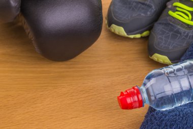 Boks eldivenleri, havlu ve su. Tüm fitness