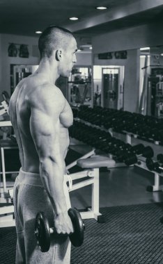 Özel simülatörde adam karın pompalama jimnastik salonu kas.