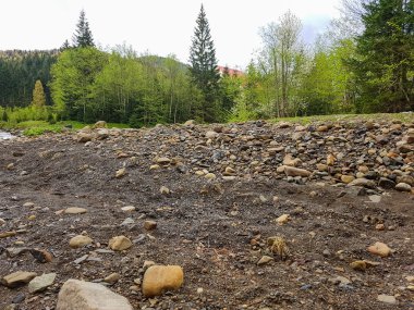 Muhteşem sahne dağ Nehri üzerinde. Yaz tatil ve bayram