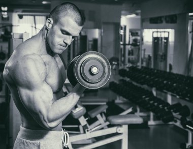 Özel simülatörde adam karın pompalama jimnastik salonu kas.