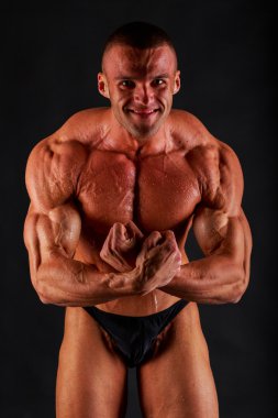 Siyah bir arka plan üzerinde kaslı