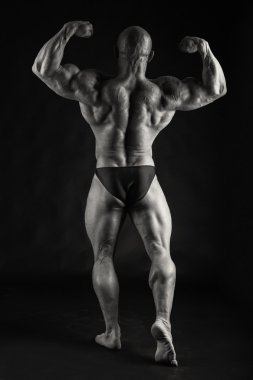 Siyah bir arka plan üzerinde kaslı