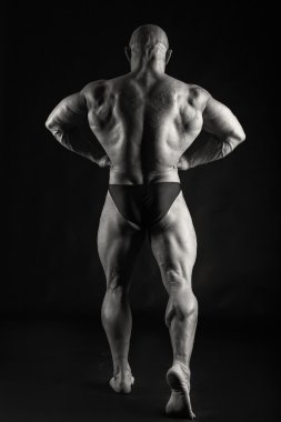 Siyah bir arka plan üzerinde kaslı